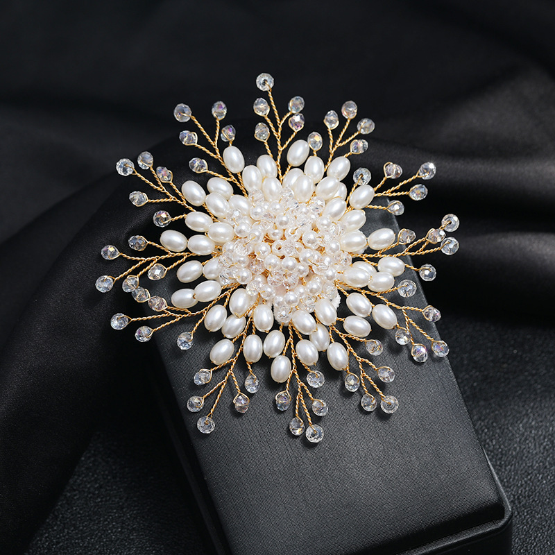 Elegante elegante de lujo broche de perlas de imitación de moda de las mujeres todo fósforo copo de nieve PIN de alta gama elegante ramillete ACCESORIOS DE LA CAPA