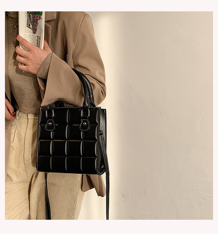Neue Trendige Mode Tragbare Kette Bestickte Quadratische Tasche display picture 17