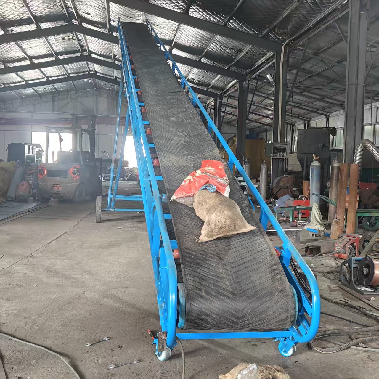 500带宽防跑偏输送带 砂石骨料装车皮带机 快速上料传送带