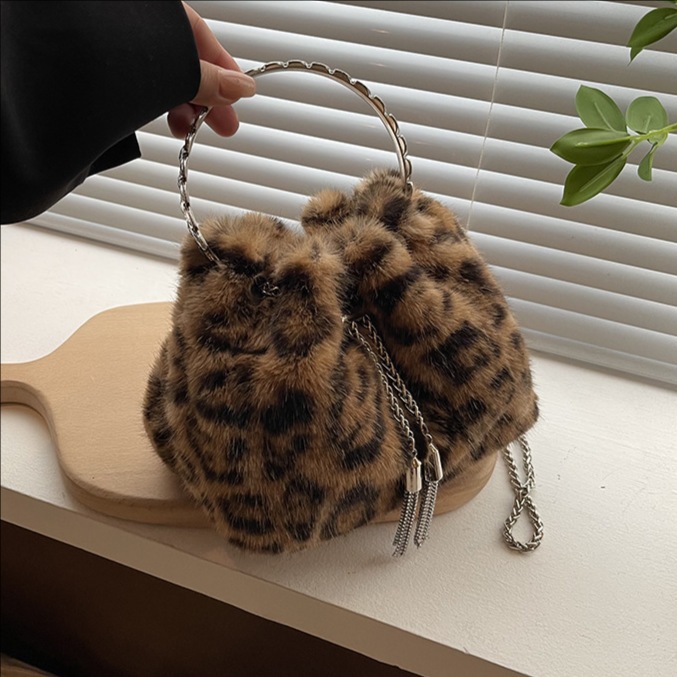 Bolsa de peluche portátil de moda transfronteriza para mujeres 2025 invierno nueva moda cadena bolso de hombro de alta calidad bolso de mochila