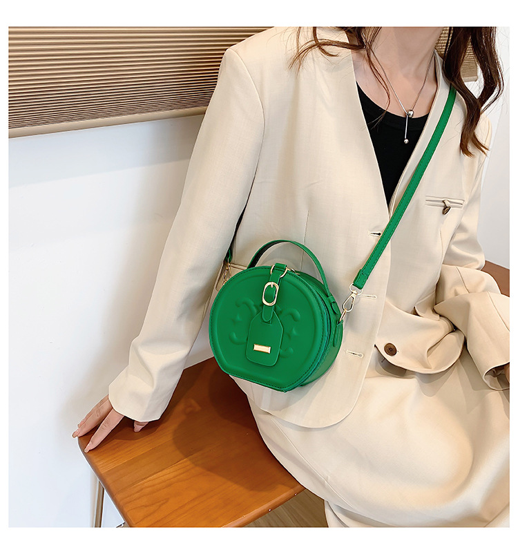 Women's Pu Leather Solid Color Streetwear Round Zipper Shoulder Bag Circle Bag Crossbody Bag display picture 3