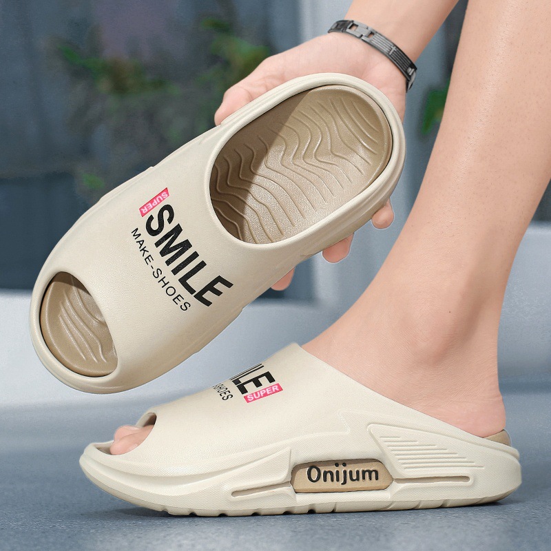 2025 zapatillas para hombres, parejas de verano, uso externo, letras de tendencia resistentes al desgaste, desodorantes para el hogar, sandalias y zapatillas para hombres, mujeres