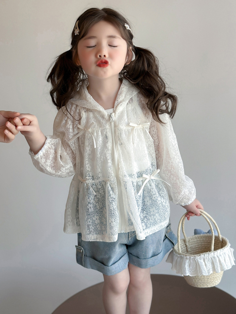 Ropa de protección solar para niñas verano 2025 nuevo estilo para niños estilo occidental ropa de protección solar transpirable delgada chaqueta de verano de encaje