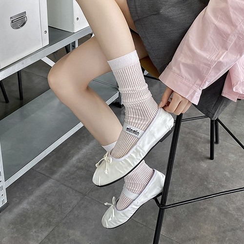 Ultra-thin, breathable mid-calf socks in solid colors—perfect for summer walkways! Women's JK-style puffy socks with vertical stripes, offering excellent breathability and sweat-wicking performance.