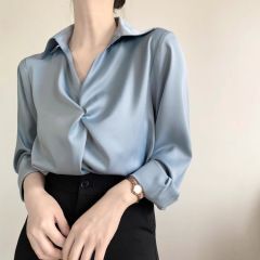 一目惚れの青いサテンのシャツの女性の職業通勤シャツのデザイン感の上着の春の服のヨーロッパの商品