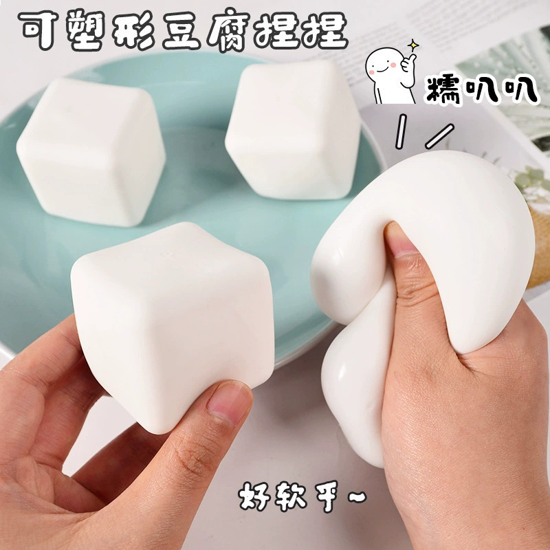 創意的な四角の小麦粉の豆腐はつまんで楽になります。|undefined