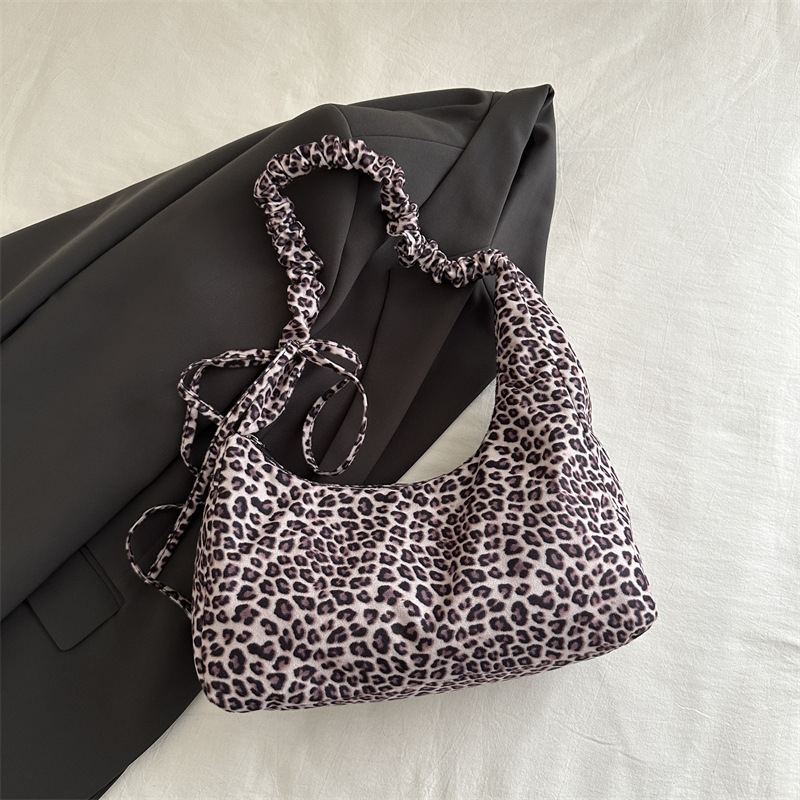 Bolso de moda clásico de leopardo coreano ins2024 otoño y invierno nuevo bolso de gran capacidad de literatura y arte perezoso