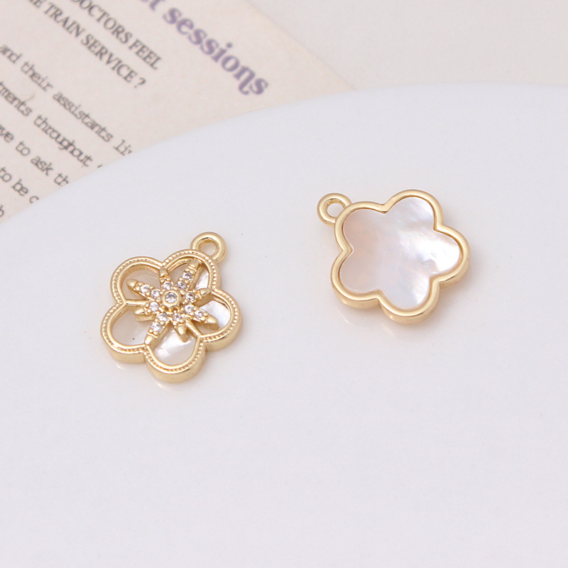 保色メッキ真金insは天然貝殻月の雲をはめ込んでいます。