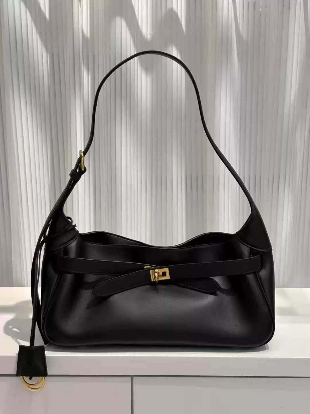 Leather capacious underarm bag, one-shoulder bag, genuine leather