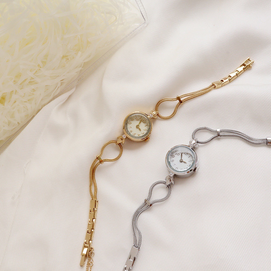 Vintage Diamond-encrusted Women's Watch Niche Light Luxury Small Dial Student ins Style Bracelet Waterproof Elegant Simple