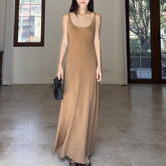 早秋の気質が身を修めてやせているU襟の金糸の毛織のベストのサスペンダーのスカートの女性のワンピースのフランスのロングスカートを現します。