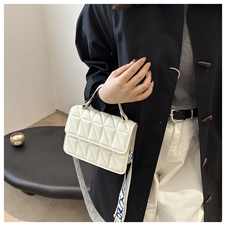 A stylish and simple diamond-shaped small square bag for the autumn and winter of 2024, featuring a solid color and a trendy single-shoulder bag for women undefined