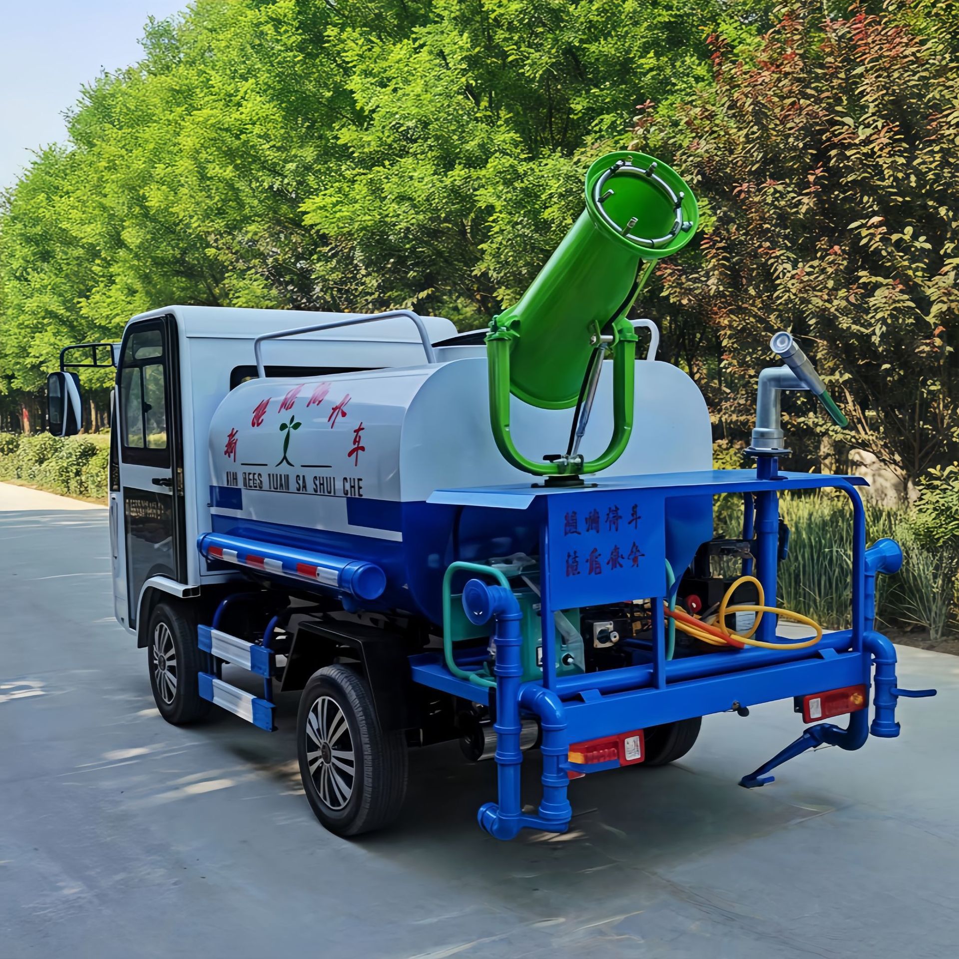 Small Sprinkler Truck Ready for Delivery Without Registration, Suitable for Garden, Community and Construction Site, Multi-Functional Sprinkler and Dust Reduction