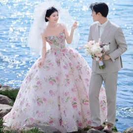 影楼新款婚纱礼服彩色婚纱摄影拍照主题内外景法式大拖尾海边礁石