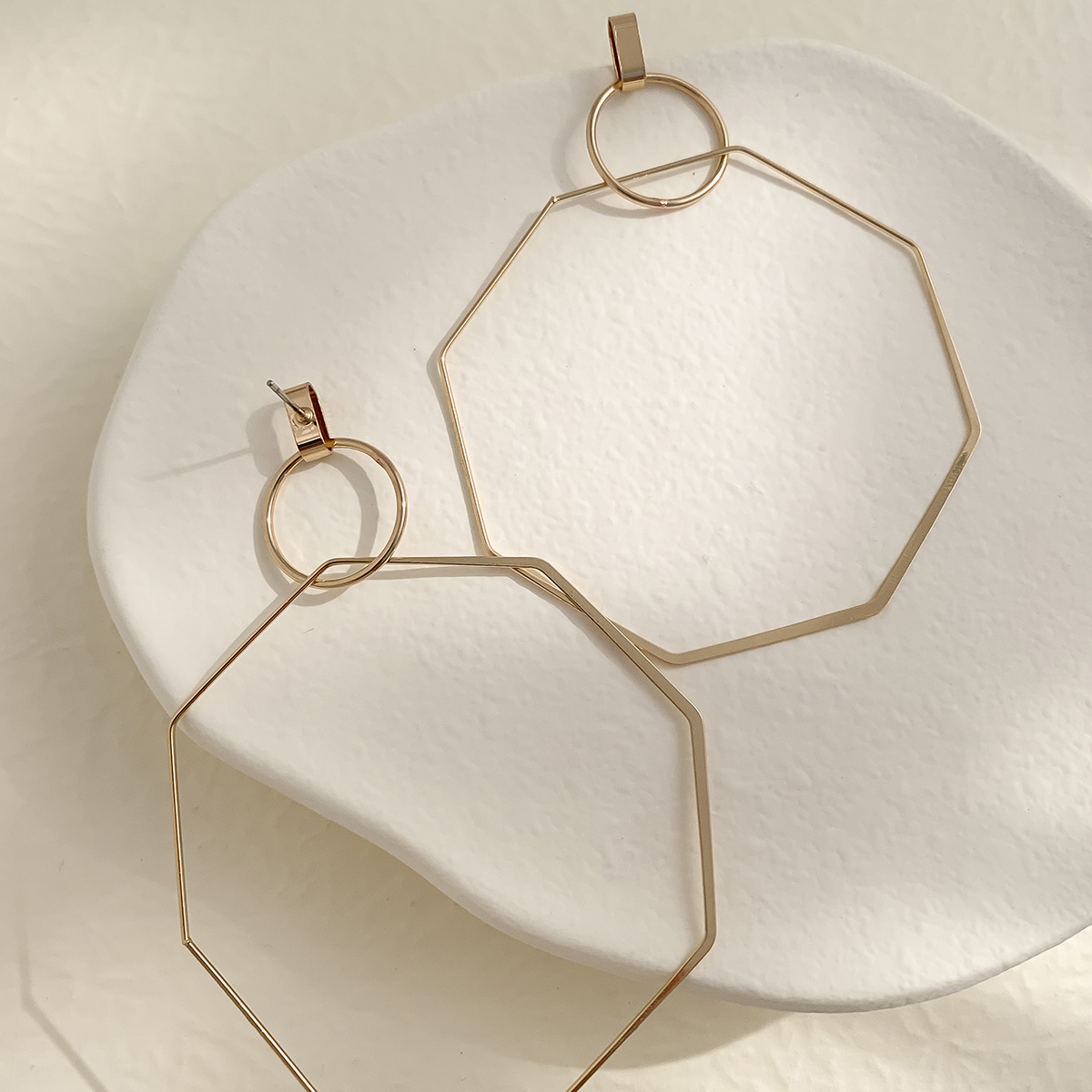 Einfache Geometrische Linie Unregelmäßige Frauen Glänzend Metall Achteckige Kupfer Ohrringe display picture 4