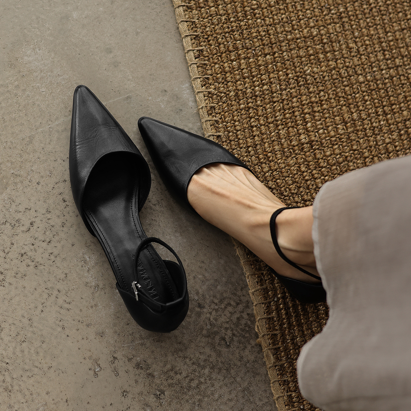 Sandal nữ mũi nhọn quai ngang gót vuông 3,5 cm phong cách Hàn Quốc — đen
