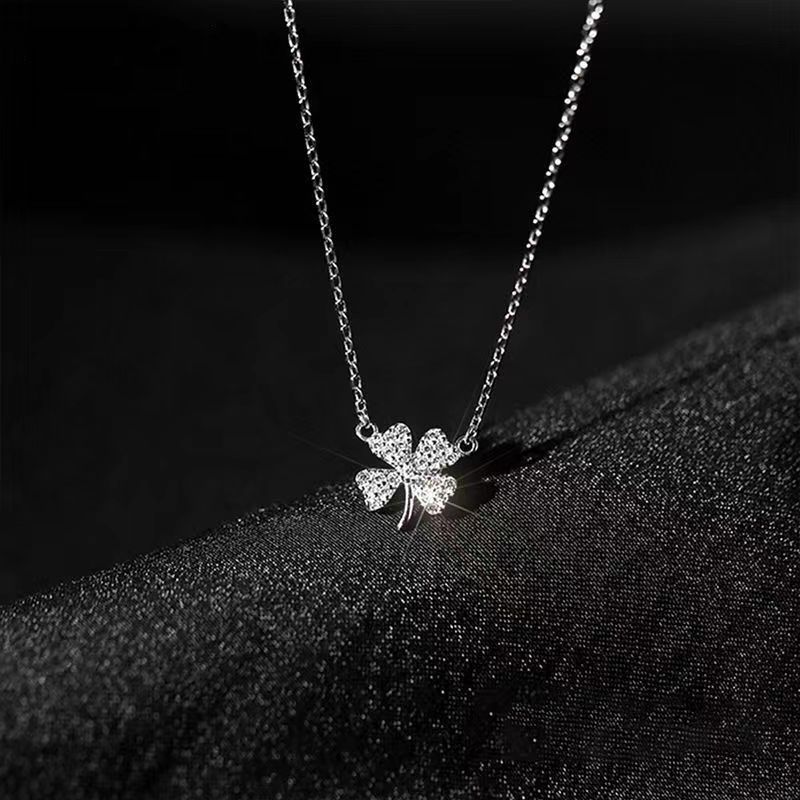 Clover clavicle necklace 2023 new light luxury niche design temperament necklace for women all-match Fashion