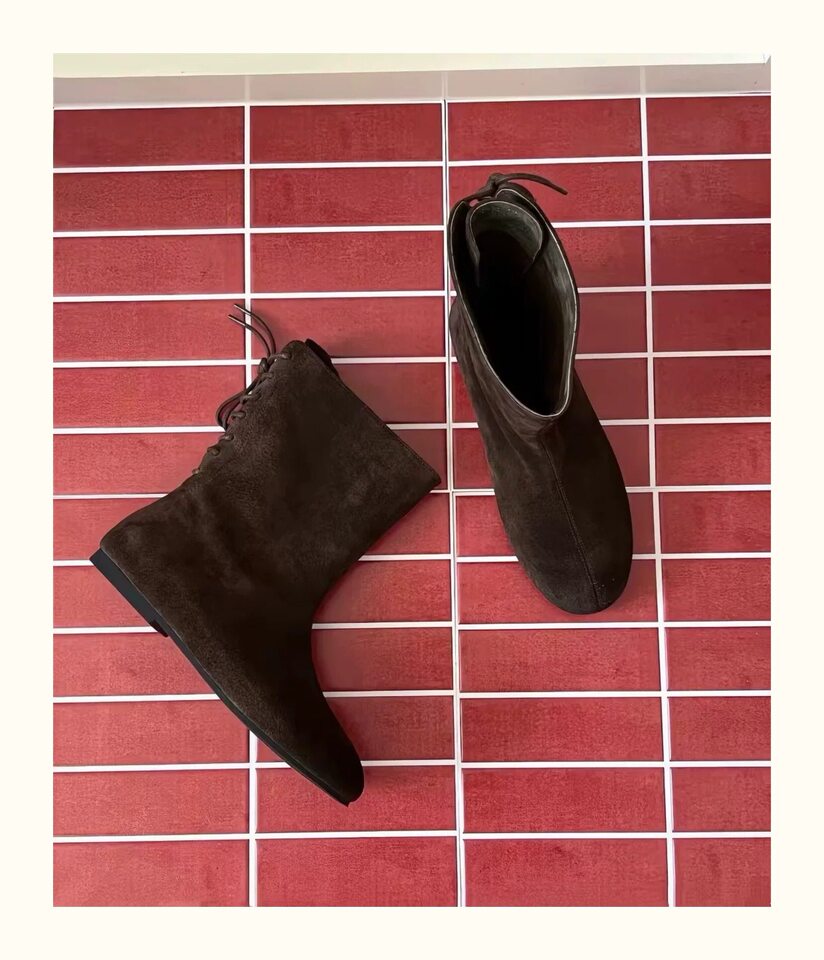 Bốt ngắn nữ da lộn mũi tròn buộc dây phía sau, đế bệt thoải mái — màu kaki, nâu sẫm chi tiết 5