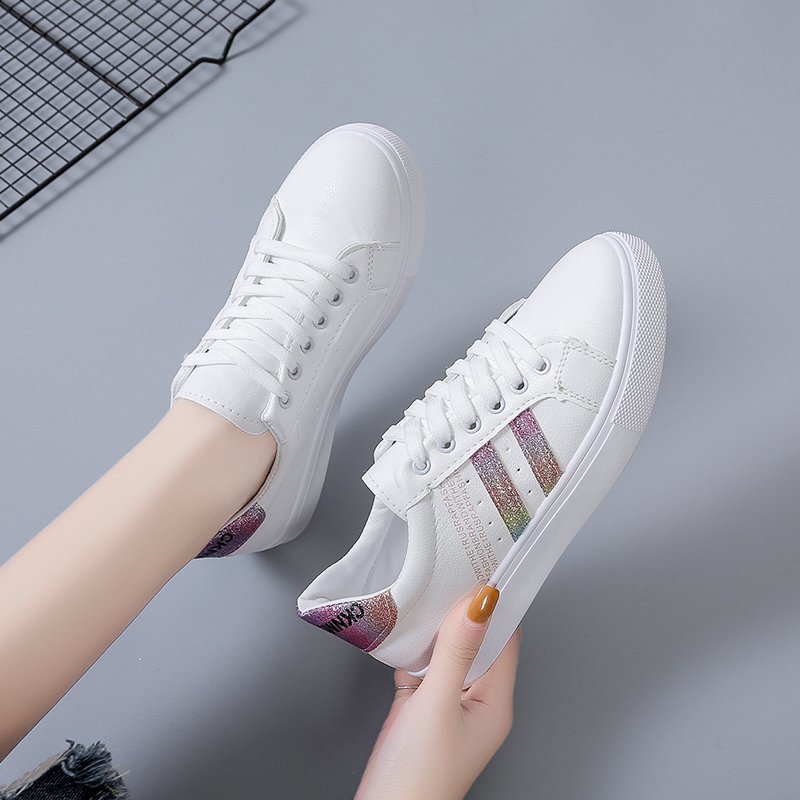 Zapatos blancos transpirables para las mujeres 2023 nueva primavera y otoño estilo coreano versátil estudiante básica ocio deportes zapatillas planas superficie de cuero