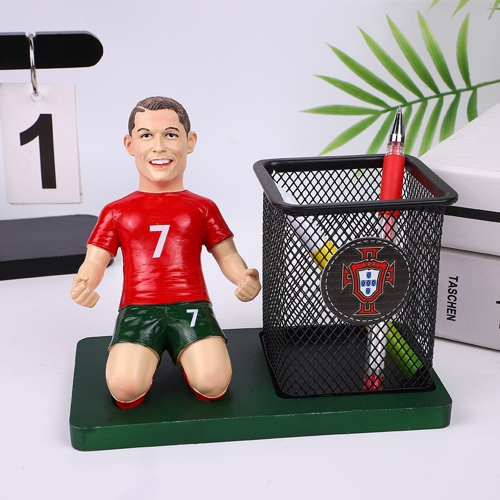 Acción de arrodillarse para celebrar el portalápices de fútbol comercio exterior transfronterizo al por mayor artesanía de resina decoración de regalos papelería creativa estudiante