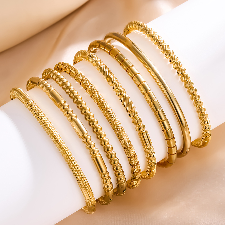 Neues modisches Nischenarmband für Damen, Titanstahl mit gemusterter Textur, dreisträngige Perlen, 18-karätiger Edelstahl,_voghion.com