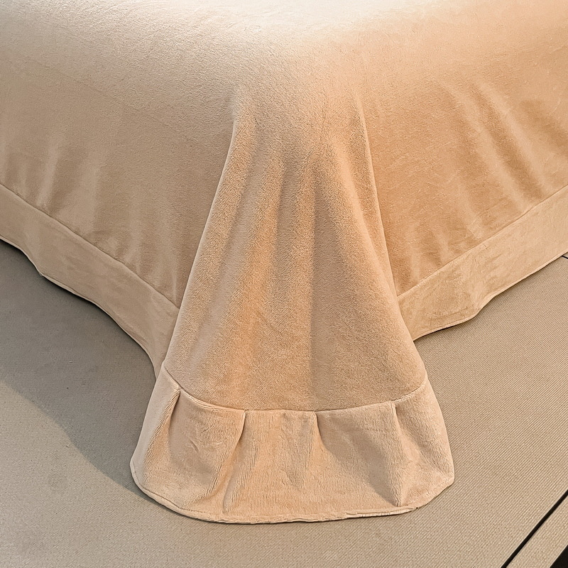 Fábrica engrosada de peluche de leche de peluche de cuatro piezas cubierta de edredón de coral bordada cubierta de invierno cálido de franela de tres piezas