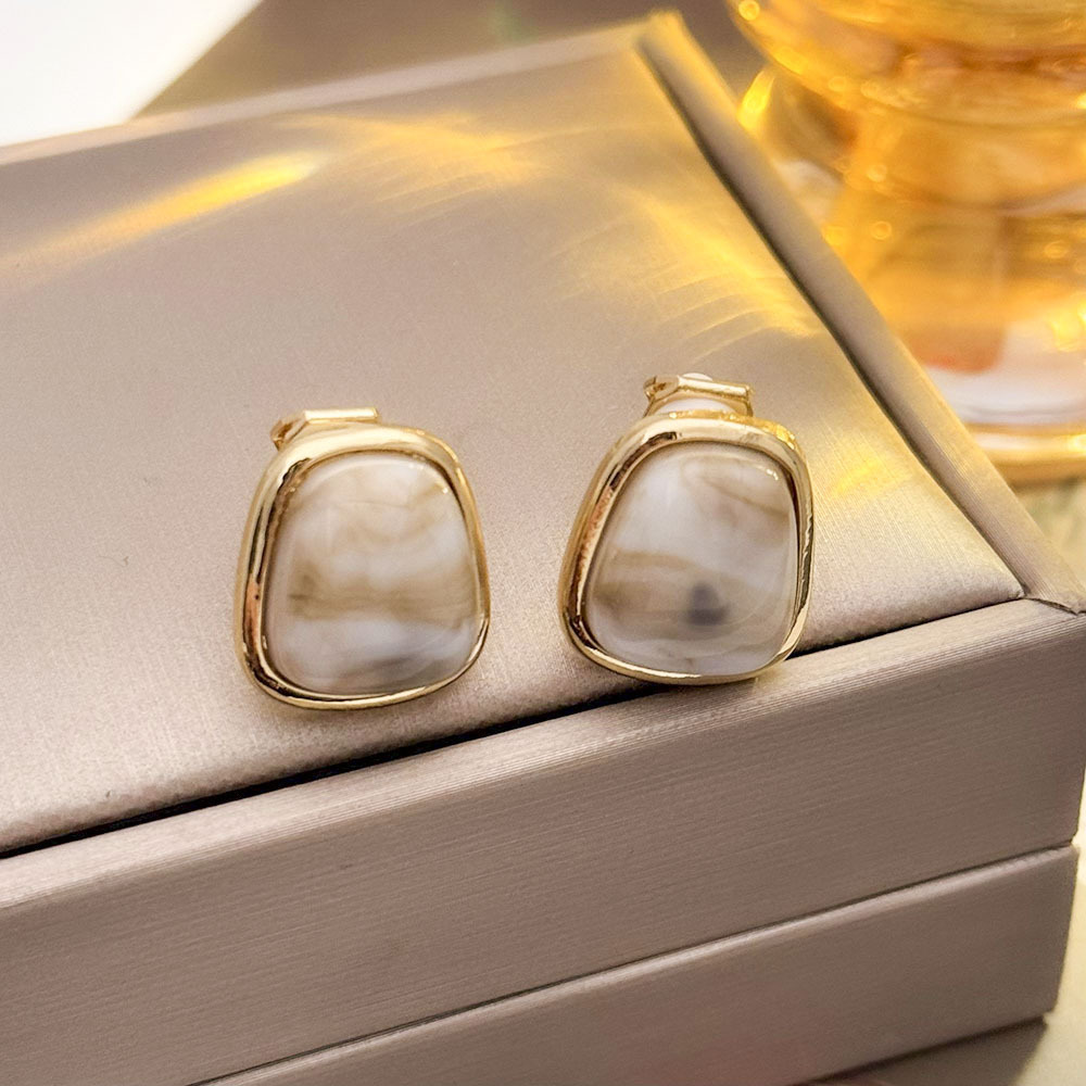 Versión coreana del temperamento de camelia, sin orejas perforadas, pinza para la oreja, flor de perla, tablero de ajedrez, pinza para la oreja triangular con diamantes, pendientes de nicho para mujeres