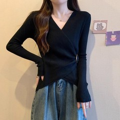 春と秋の薄いvネックは長袖のニットの上着を身につけます。