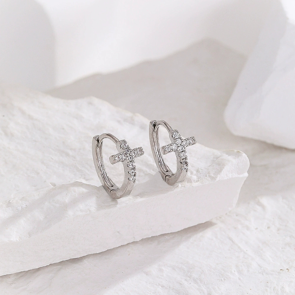Silver pointed spike labret stud material detail