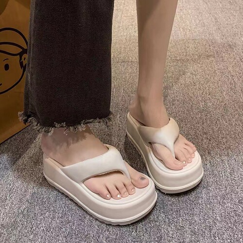 Simple flip-flops for women—summer outdoor wear, with a squishy feel, non-slip, chunky-soled, high-heeled sandals perfect for beaches and seaside.