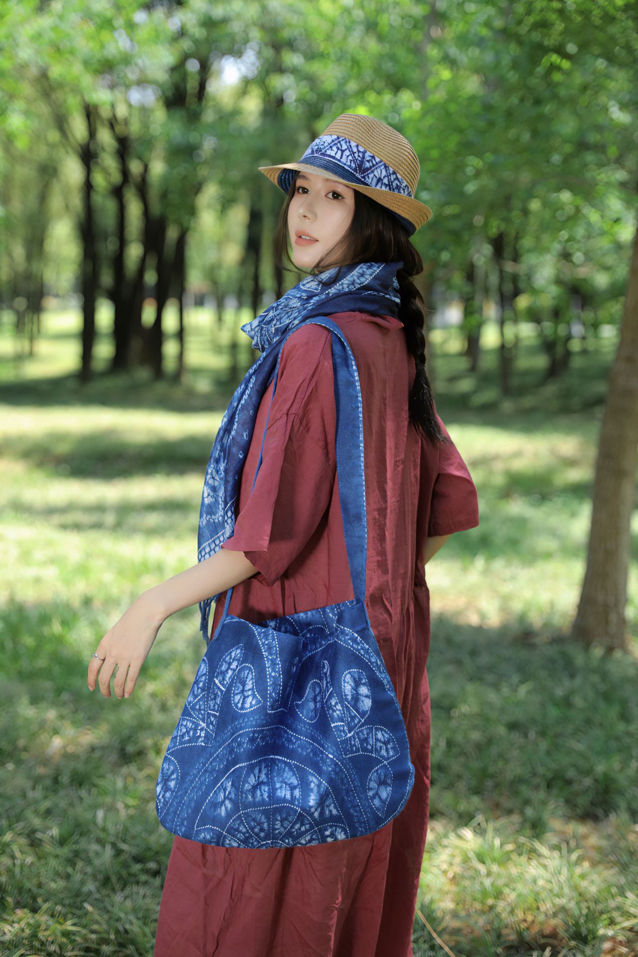 2023 Yunnan estilo étnico hecho a mano tie-dyed bolso de hombro artístico versátil pequeño bolso de tela azul y blanco retro casual bolsa de mensajero