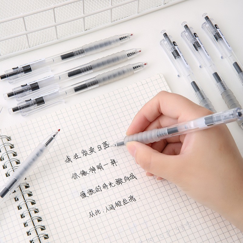 雲はペンを握って作業します。学生はペンを使います。|undefined