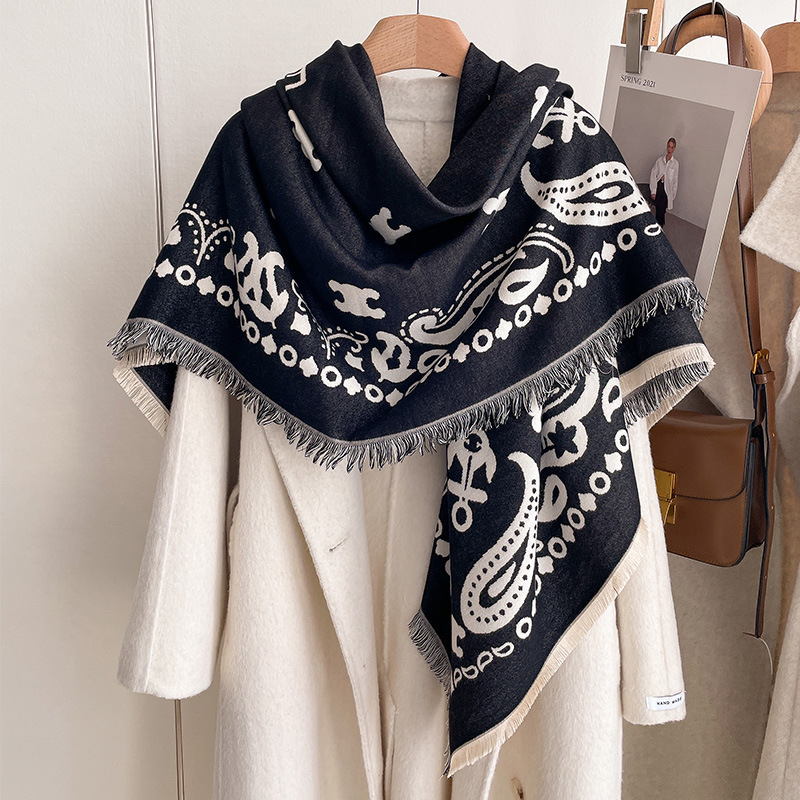 Demi-season classic scarf with letters