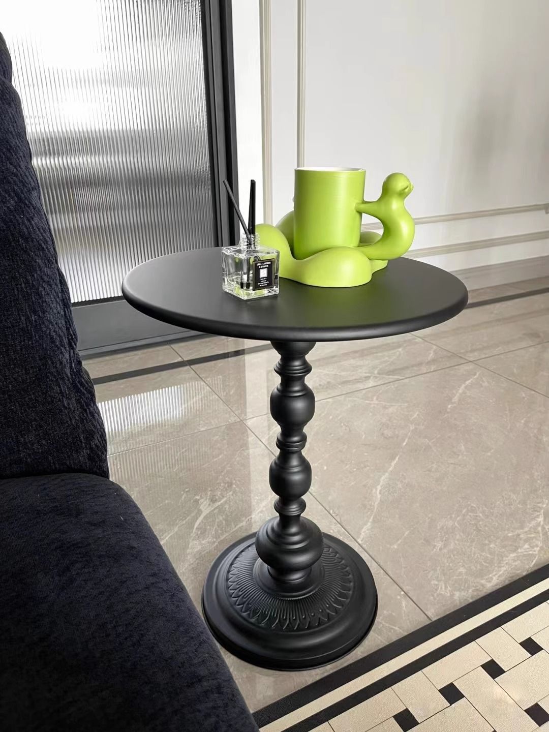 Moderno simple sofá rojo mesas laterales mesas de té pequeñas mesas redondas mesas de cabecera mini sala de estar pequeño gabinete lateral