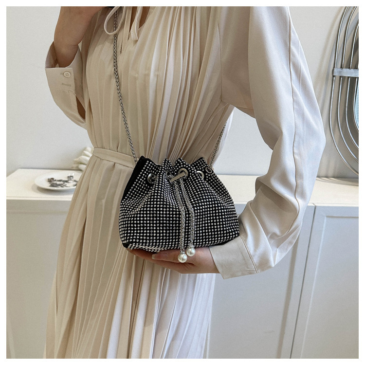 Dames tas met koordsluiting en strass steentjes met ketting_voghion.com