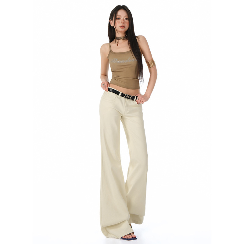 Retro American-style low-waist, slim-fit, slightly flared jeans in off-white, with a floor-length design