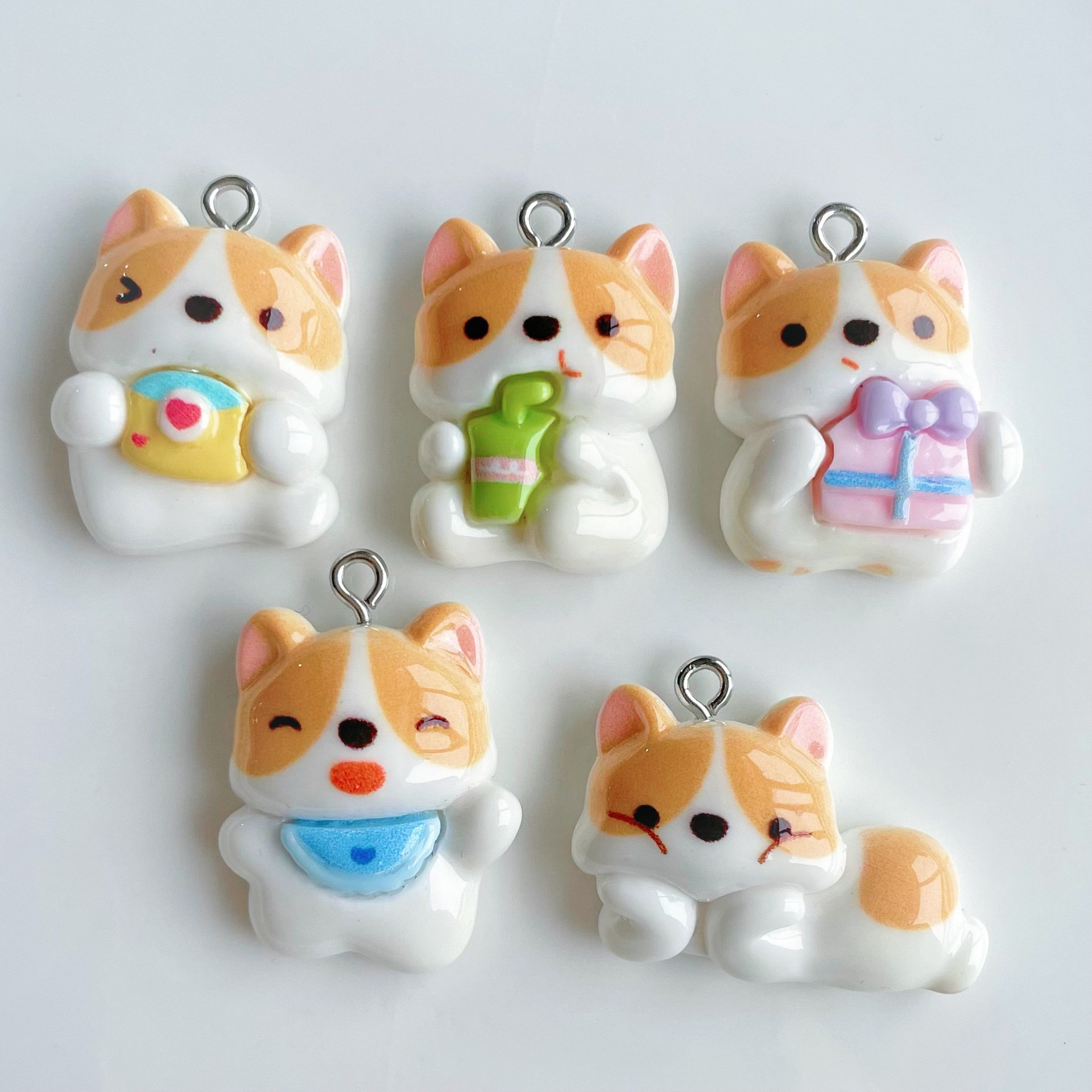 만화 귀여운 턱받이 코기 강아지 수지 액세서리 DIY 보석 펜던트 펜던트 키 체인 장식 배치