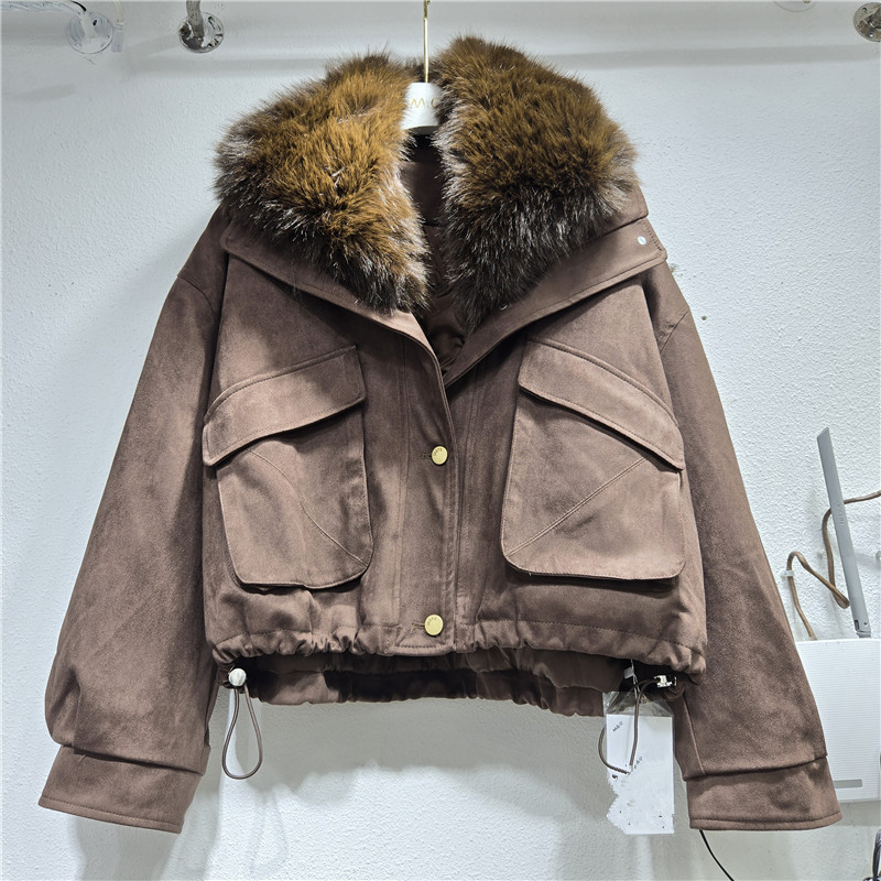 Trajes de algodón para mujeres cortos de invierno 2025 nuevos trajes de algodón calientes gruesos de moda de abrigo de piel de peluche de moda