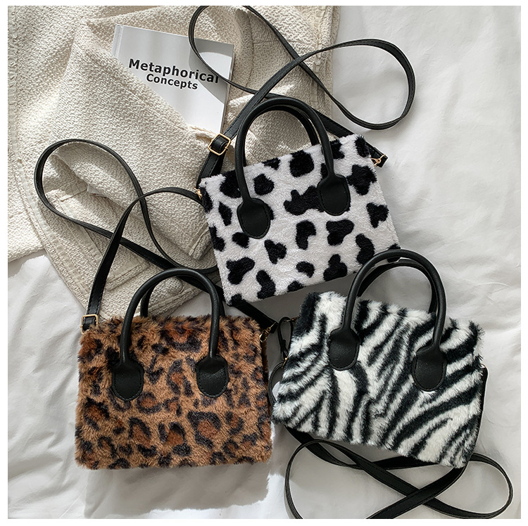 Casual Plush Fashion Bag Autumn And Winter Print Portable Shoulder Bag Messenger Bag display picture 4