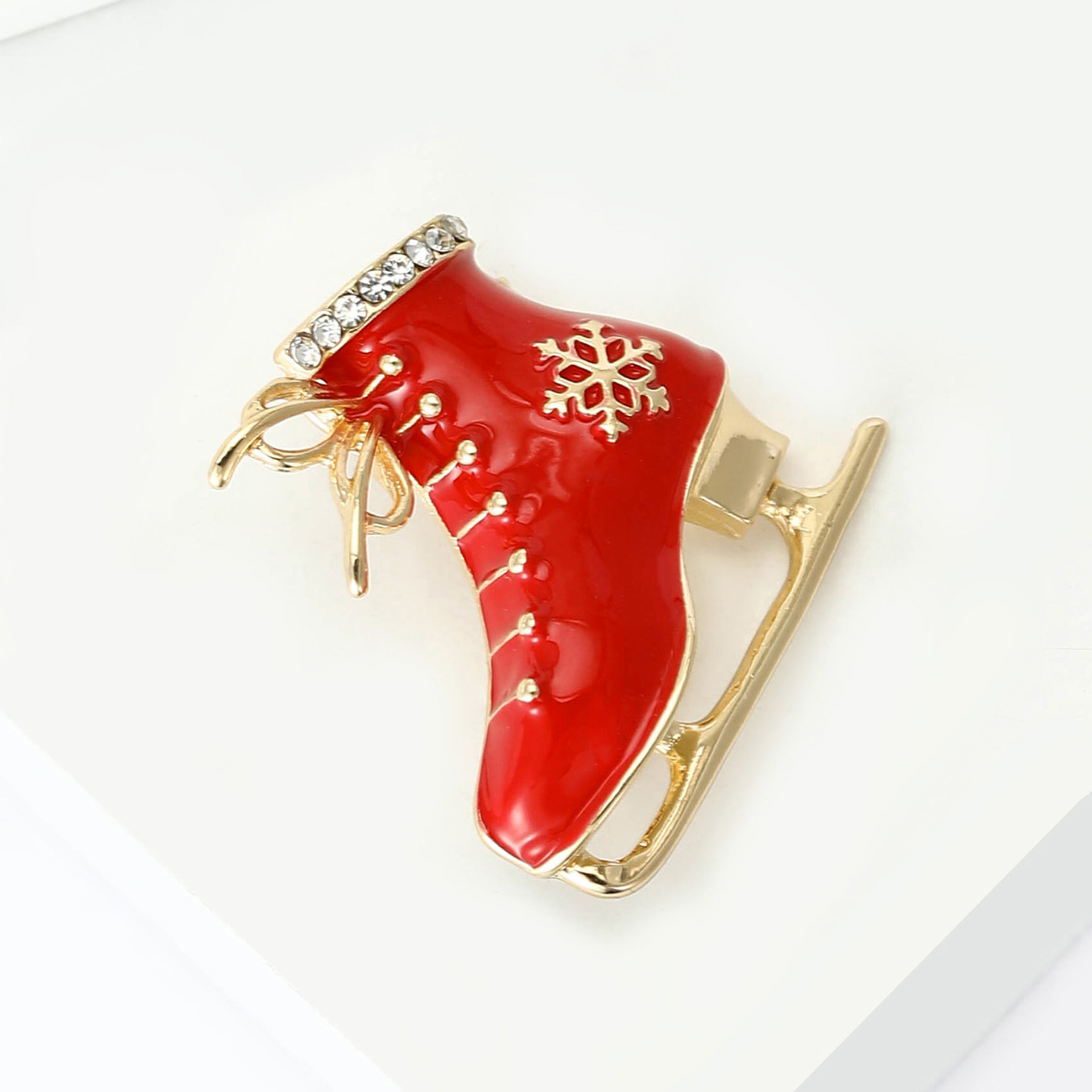New European and American Fashion Christmas Ice Skate Brooch with Rhinestones and Enamel, Versatile and Stylish Suit Lapel Pin