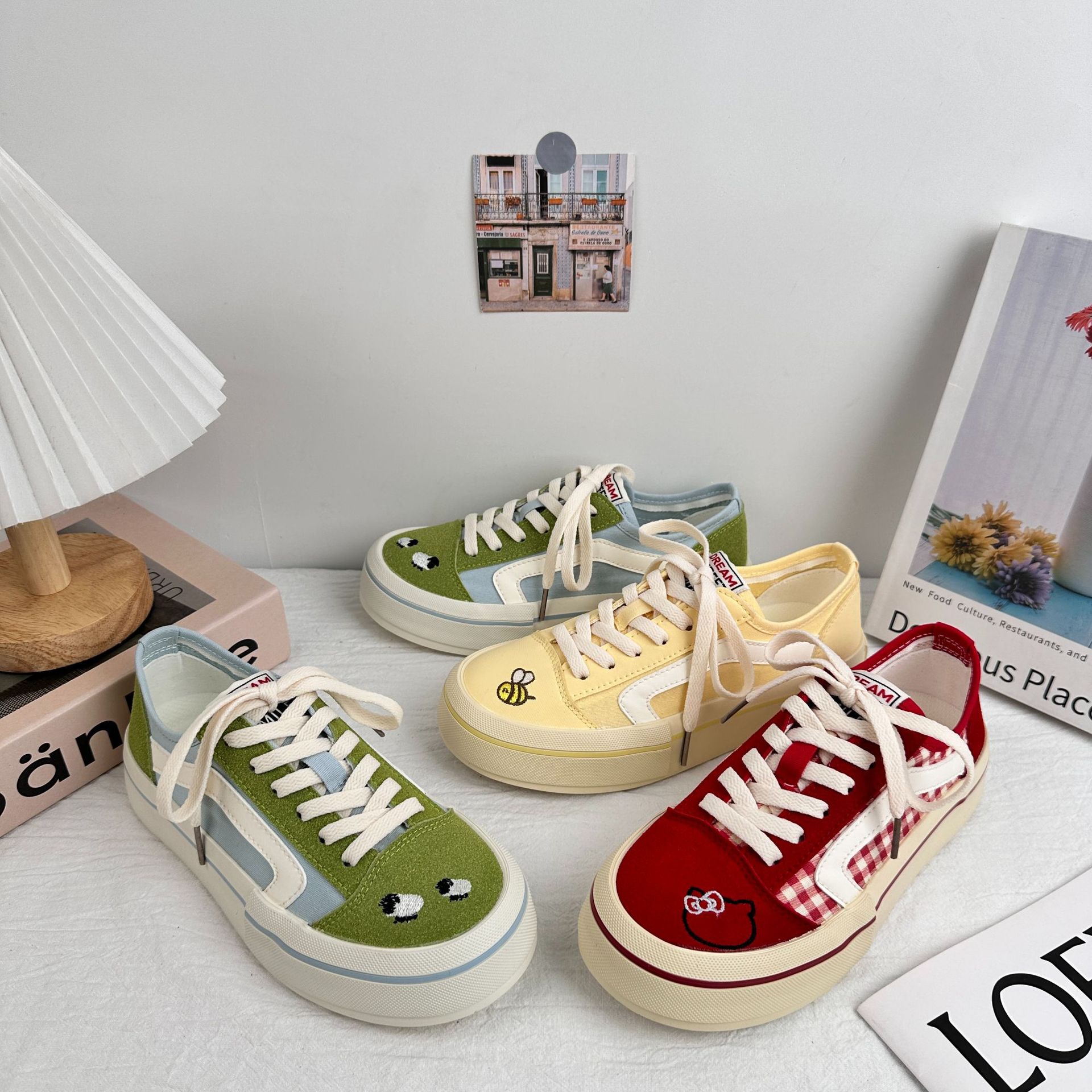 Yuanbo nuevos zapatos de lona 2025 explosión de zapatos de mujer de verano universal nicho bordado zapatos de skate zapatos de suela gruesa zapatos blancos