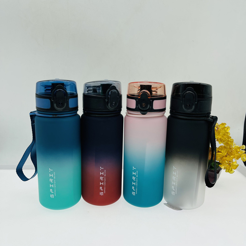 Amazon venta caliente deportes espacio taza de plástico esmerilado con barrera de té taza de agua portátil graduada para estudiantes masculinos y femeninos