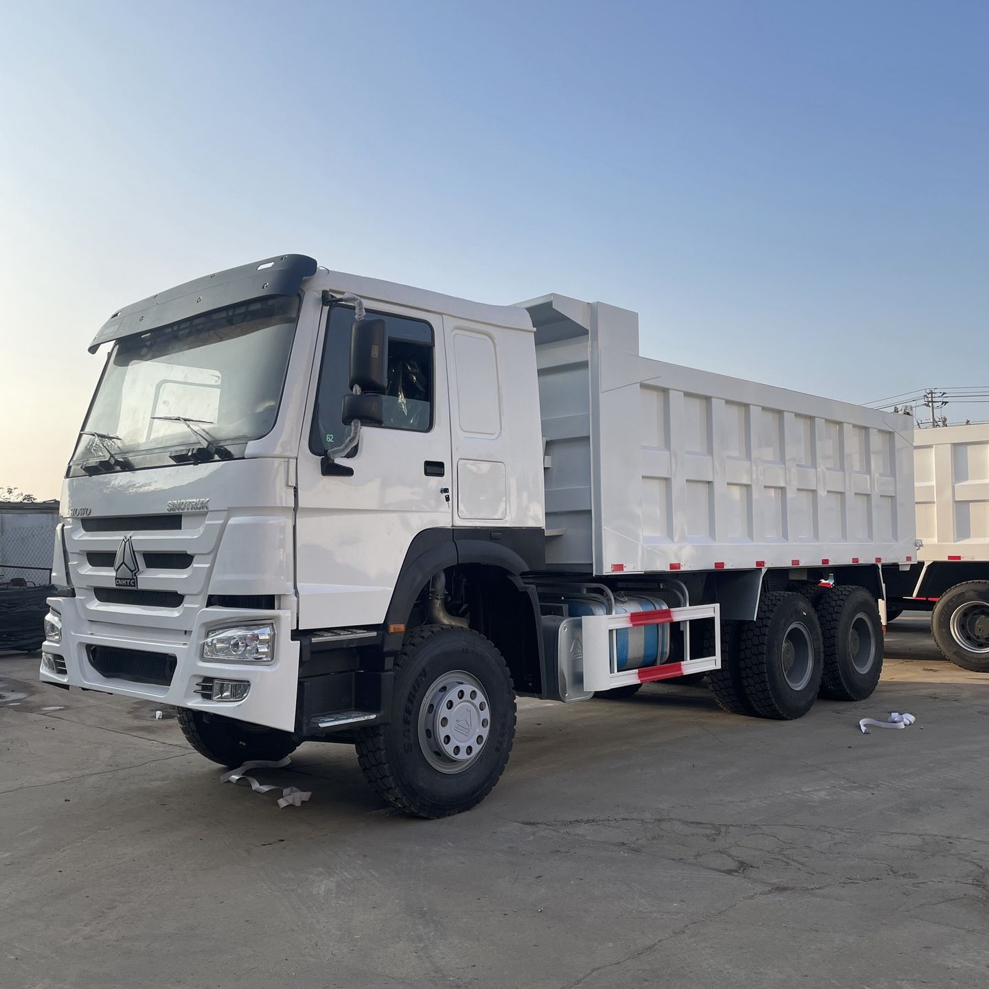 Cross-Border African Howo 8-Wheel 371-Horsepower Heavy-Duty National Standard 2 Dump Truck for Transporting Soil and Gravel