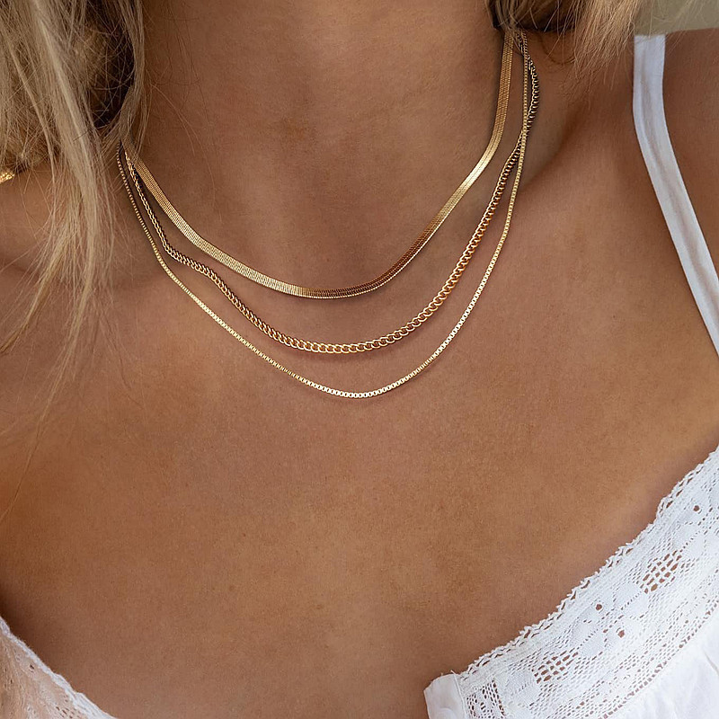 Collana a strati minimalista con catene delicate gioielli_voghion.com