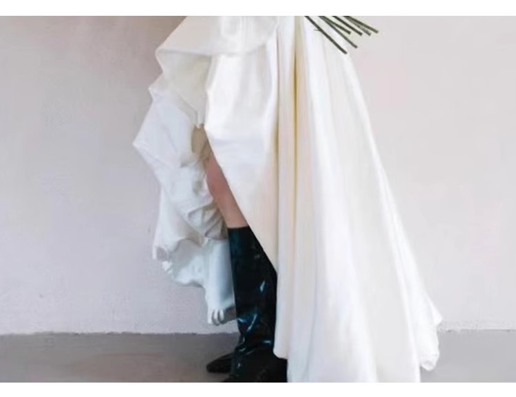 Abito da sposa elegante in raso stile mori con spalline_voghion.com