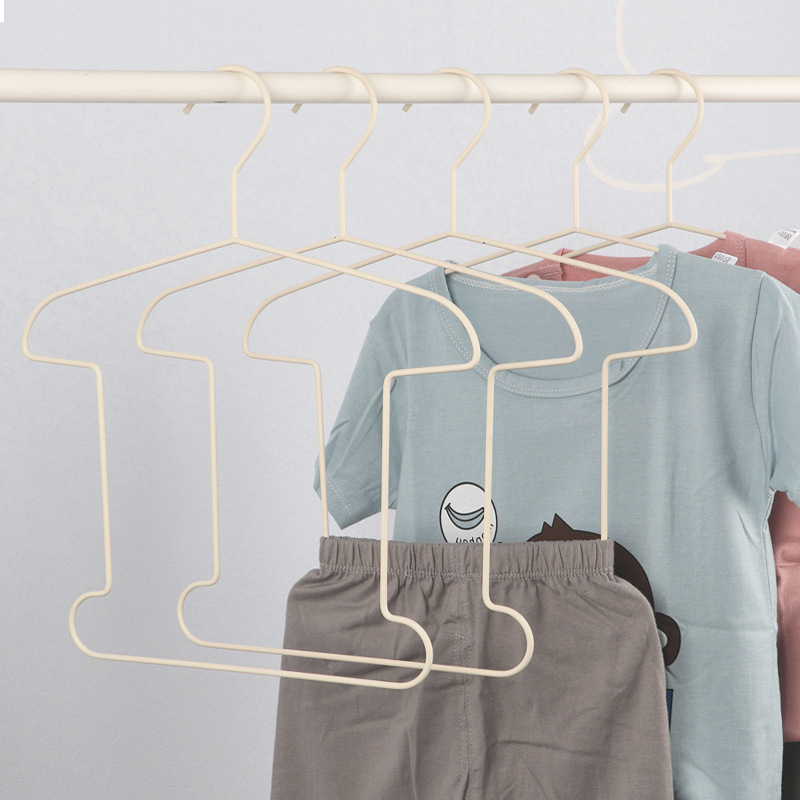 子供のワンピースセットのハンガーとクリップセットの組み合わせで、太くて無垢な金属の服を着て、洋服屋のハンガーを支えます。|undefined