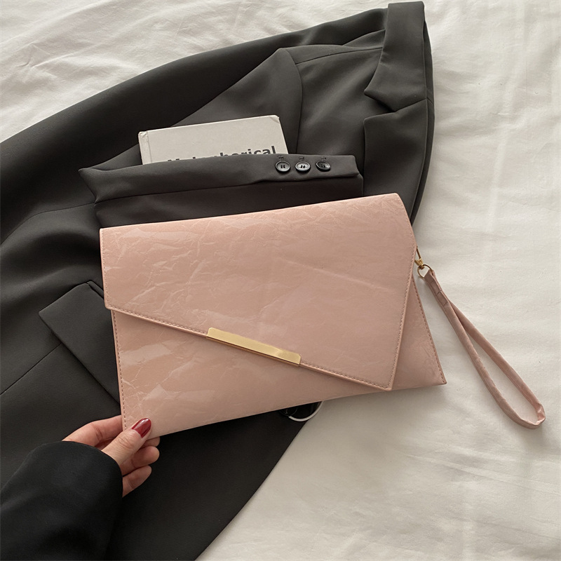 Bolso de alta calidad de diseño de nicho para mujer 2025 bolso de mano de hierro inclinado de estilo occidental salvaje bolso de sobre de moda bolso cuadrado pequeño