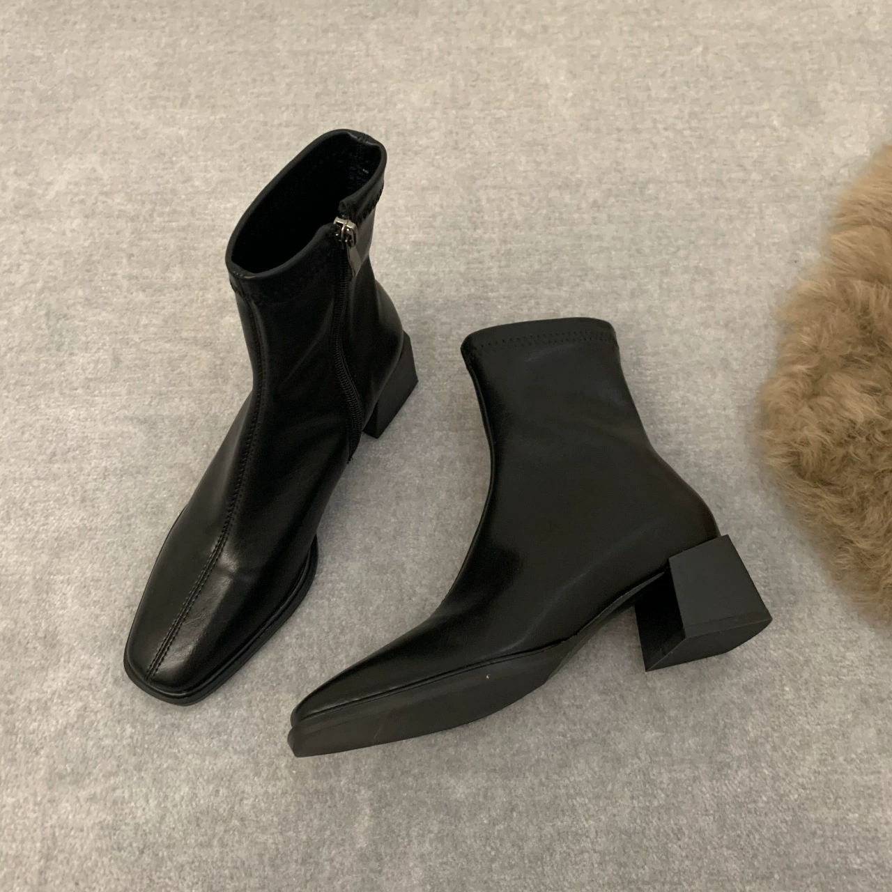 Белые французские тонкие сапоги с квадратным носком, женская обувь 2023 Новые осенне-зимние одиночные сапоги Челси коричневые маленькие кожаные сапоги