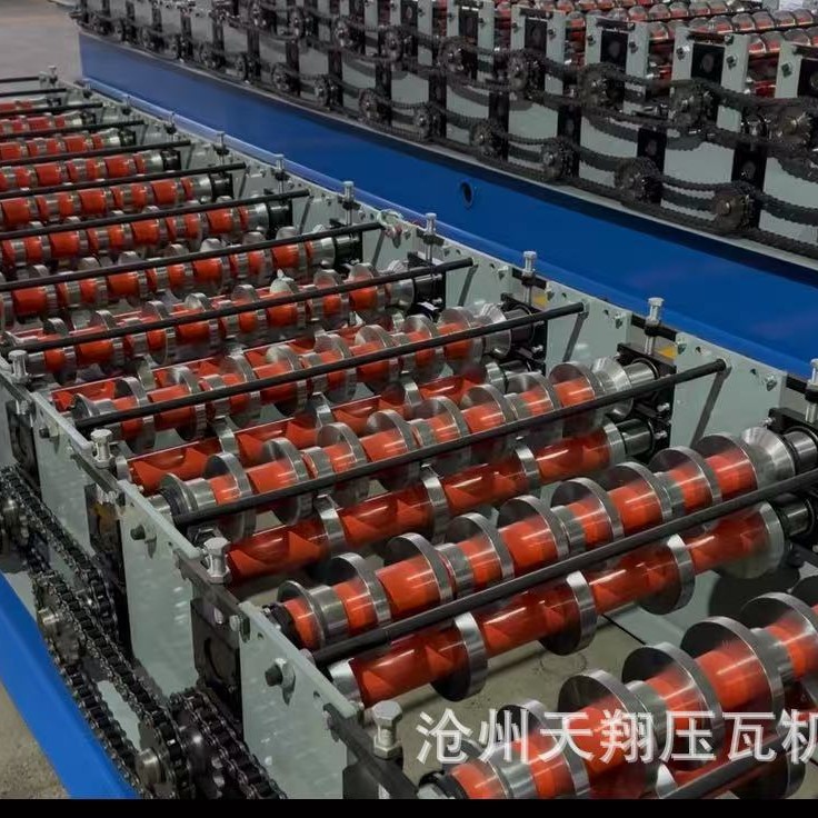 Fabricantes de prensas de baldosas de acero de color de tres capas de varias especificaciones suministran equipos de baldosas de esmalte automáticos