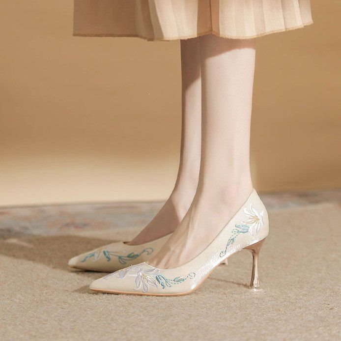 2025 Spring and Autumn New Style Chinese Style Shoes to Match with Qipao, Pointed Toe Thin Heel High Heels, Women's Single Shoes, Split Toe Cat Heels 2025 Spring and Autumn New Style Chinese Style Shoes to Match with Qipao, Pointed Toe Thin Heel High Heels, Women's Single Shoes, Split Toe Cat Heels